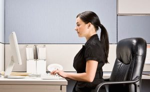 Image that resembles a professional woman working in a computer in her workplace
